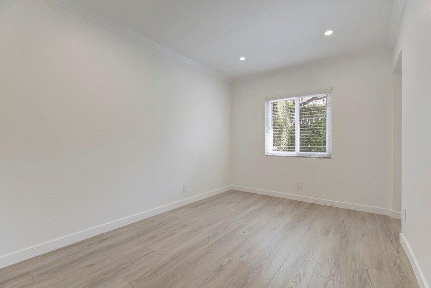 Building Photo - 247 N Oak Ave