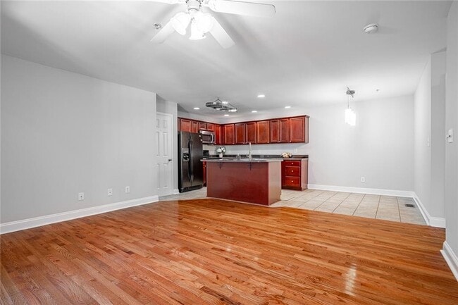 Building Photo - 402 Madison Ln S E