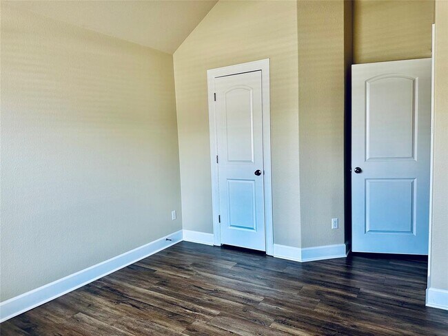 Building Photo - 520 Cerezo Dr