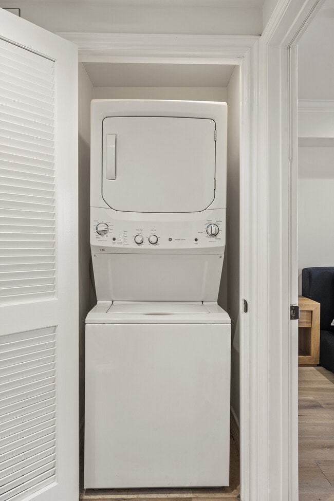 Building Photo - 122 N Clark Dr