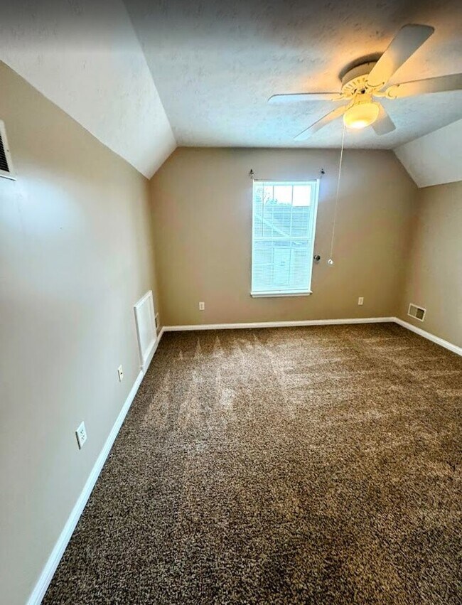 Building Photo - Beautiful spacious 4 bed 4 bath Family Home