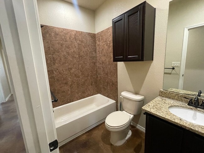 Building Photo - Luxury 3/2 Duplex in NBTX