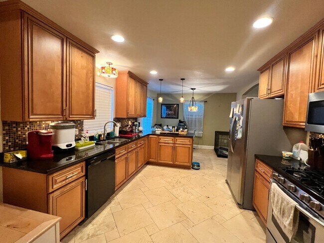 Building Photo - Spacious home with large yard & Detached G...