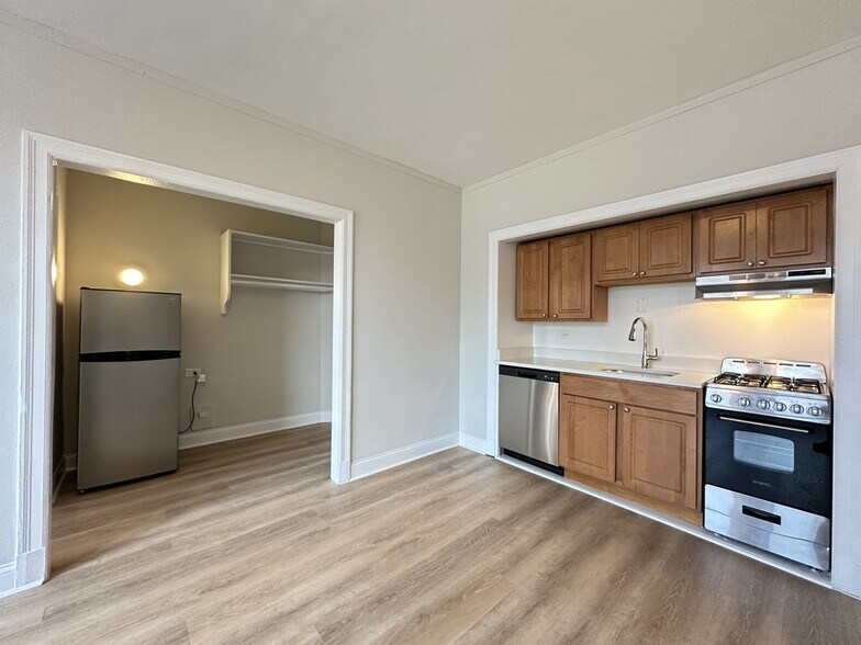 Building Photo - 3335 W Diversey Ave