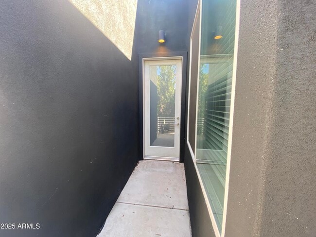 Building Photo - 528 W Culver St