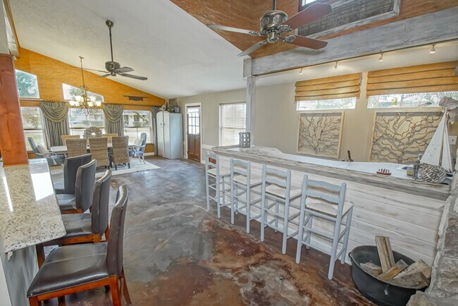 Building Photo - Well maintained 4 Bed home near Woman's Hospital