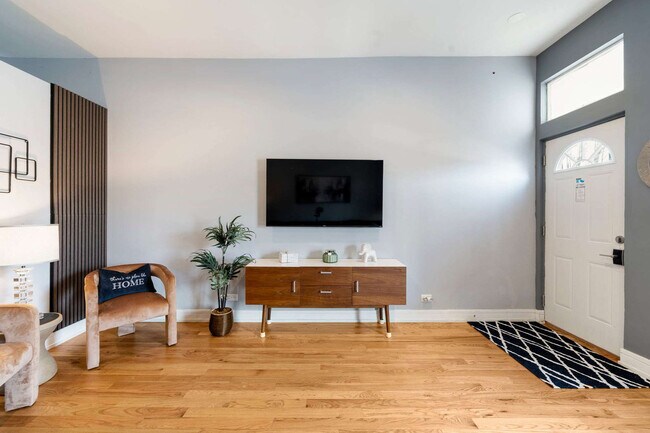 Building Photo - 109 S Paulina St