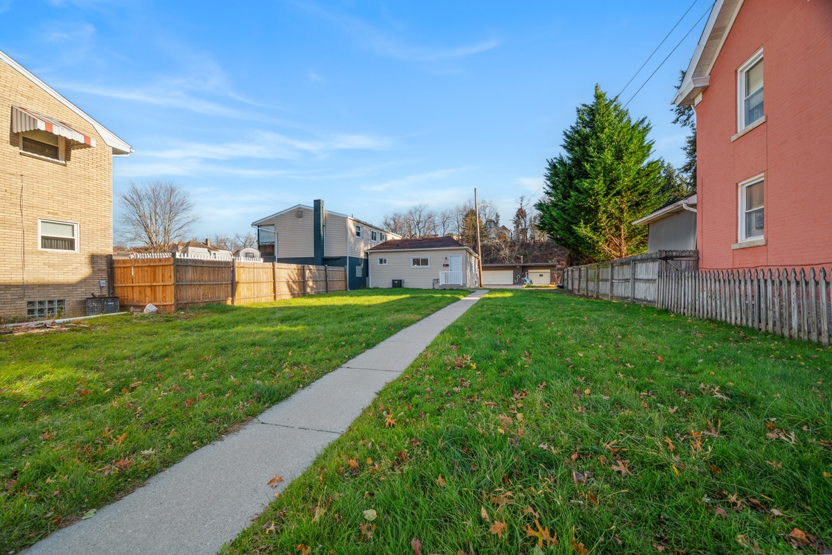 Building Photo - 423 2nd Ave