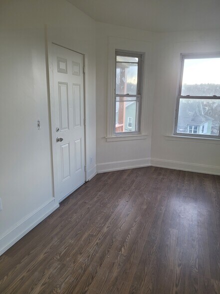 Building Photo - 83 Southview St