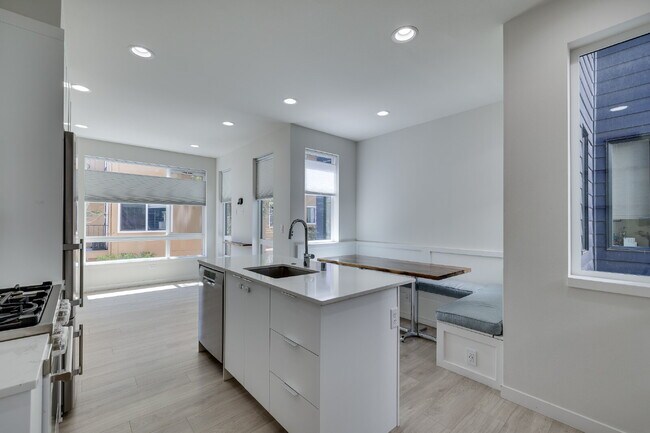Building Photo - Luxury Capitol Hill Townhome Available Now!