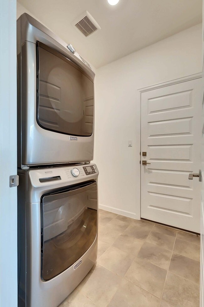 Building Photo - 133 James Rose Ln