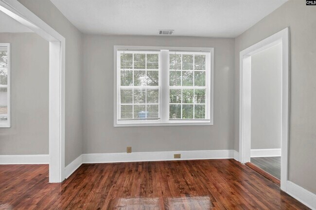 Building Photo - 706 Westside Dr