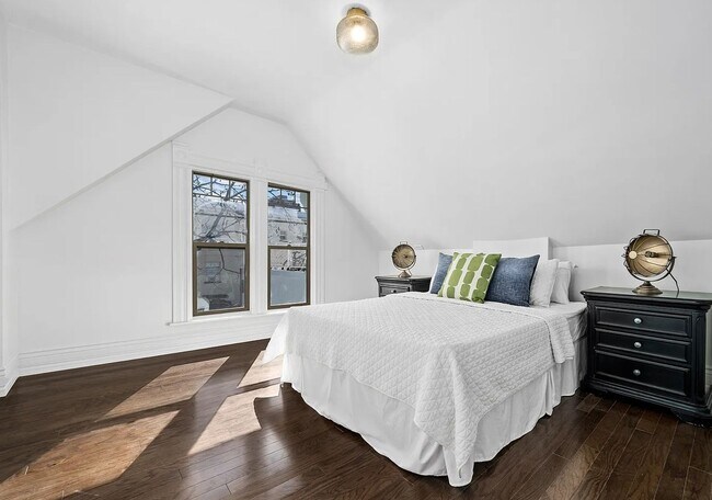 Building Photo - Victorian Gem next to Cheesman Park!