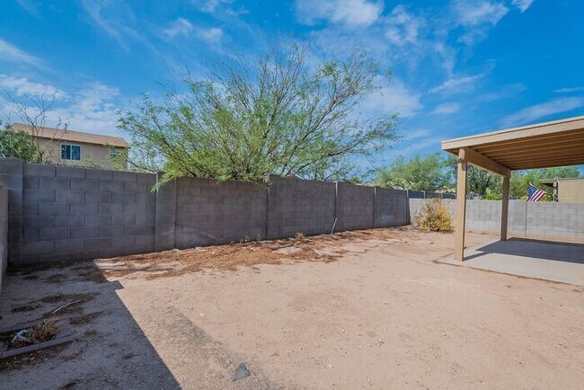 Building Photo - Pending/ Rented - Spacious 3-Bed Tucson Re...