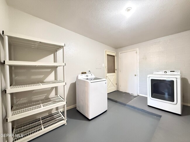 Building Photo - 10180 Saigon Dr