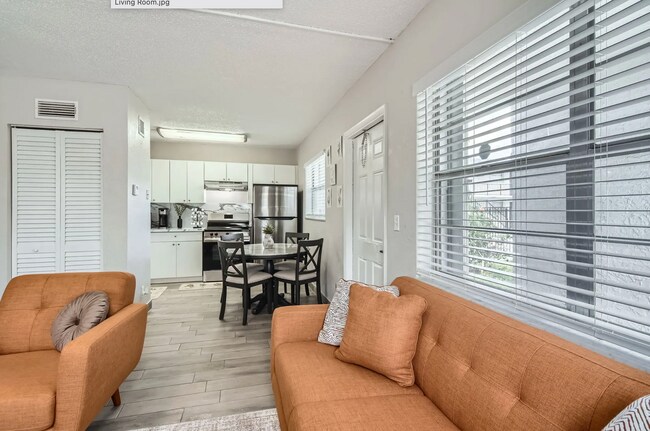 Building Photo - ? Beautiful remodeled 2-bed / 1-bath apartment.