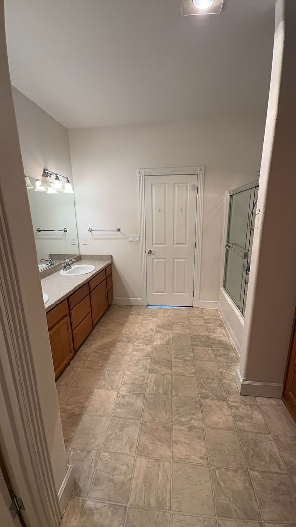 Building Photo - 2 Bed 2 Bath Home