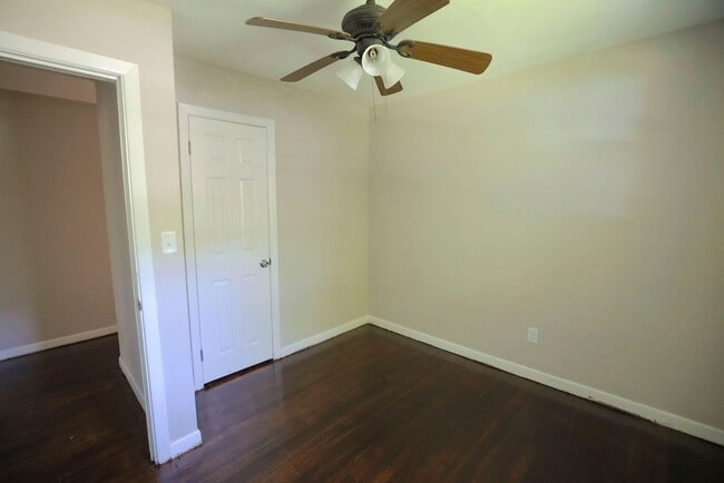 Building Photo - Fully Remodeled & Move-in Ready!