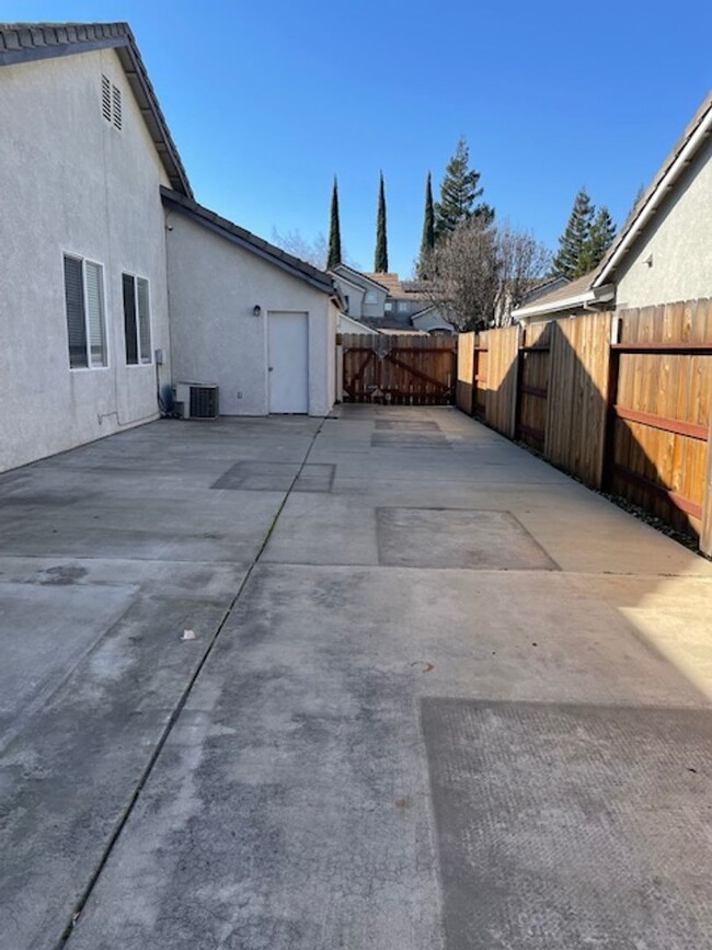 Building Photo - Beautiful 3 Bed / 2 Bath Manteca Home with...