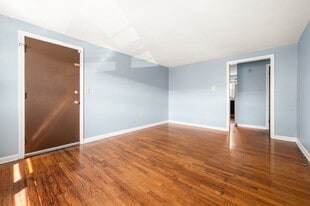 Building Photo - 30 Deerfield Ct