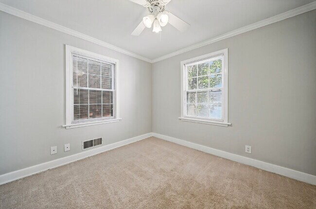 Building Photo - 4 Bedroom 2 Bathroom with large fenced in yard for Pets
