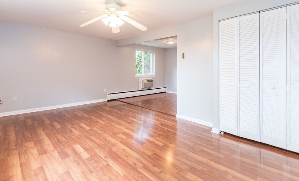 Entrance into living room - 52 Wilson Dr