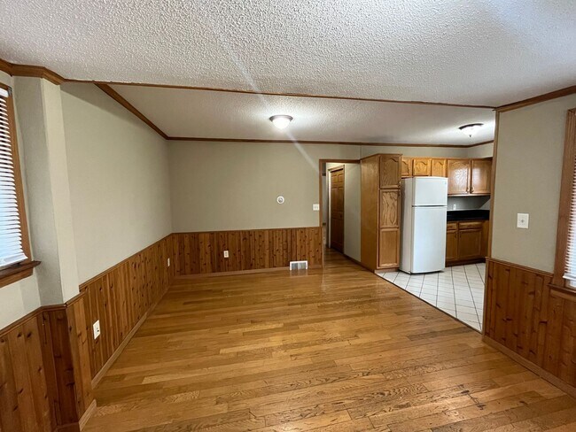 Building Photo - Gorgeous 2 Bedroom House with Massive Two Car Garage! Apply Today!