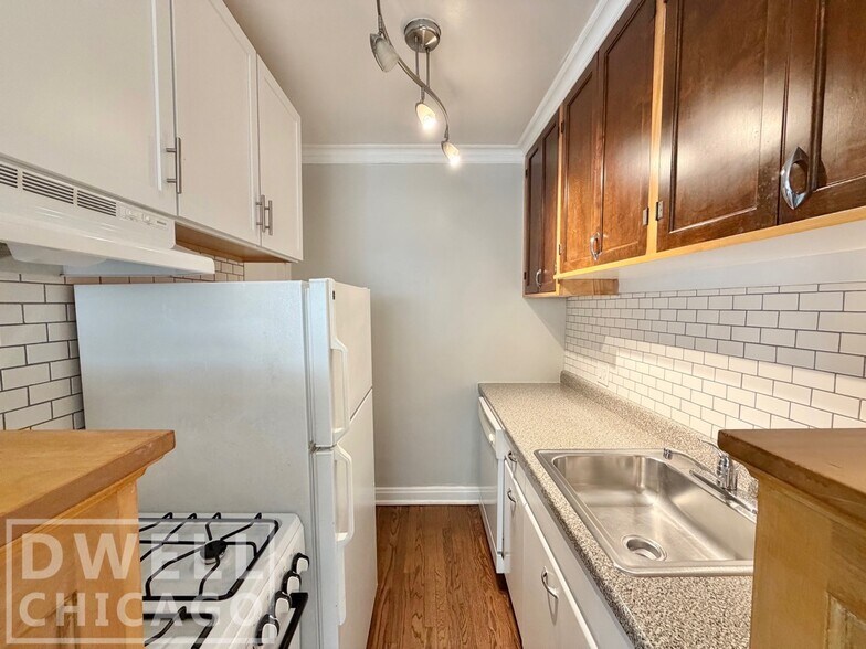 Building Photo - 6226 N Clark St