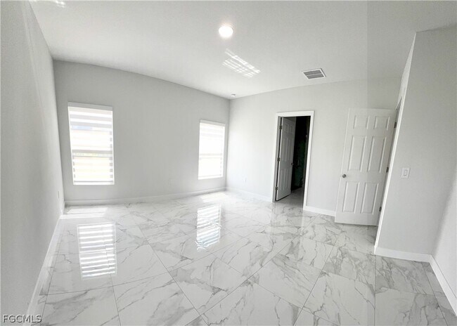 Building Photo - 825 Porter St E