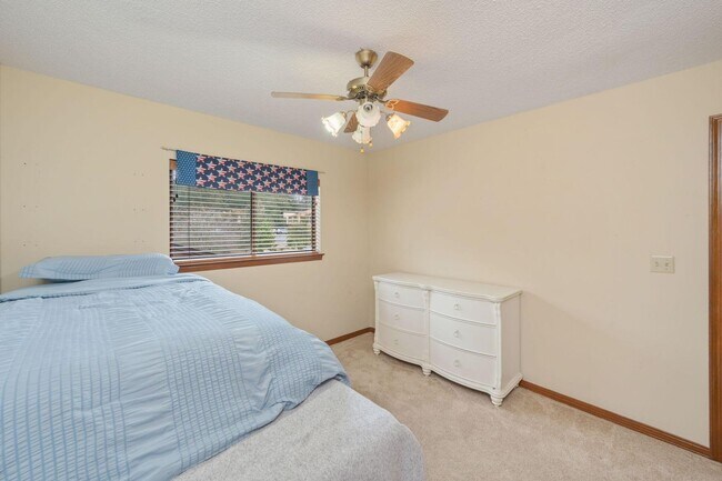 Building Photo - Enjoy resort-style amenities with this rental!