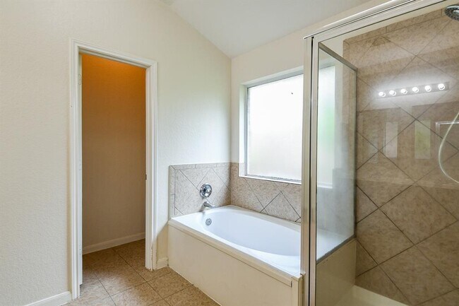 Building Photo - 2318 Appian Way