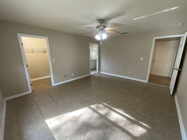 Building Photo - *** NOT AVAILABLE TO SHOW BEFORE MAY 15TH *** Great Location - SE Ocala Home 3/2/2 **Won't Last***