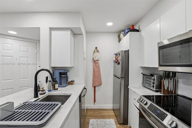 Building Photo - 2926 S University Dr