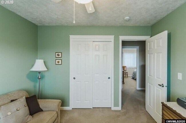 Building Photo - Available Now: Well-kept home on a corner lot in a desired SW neighborhood