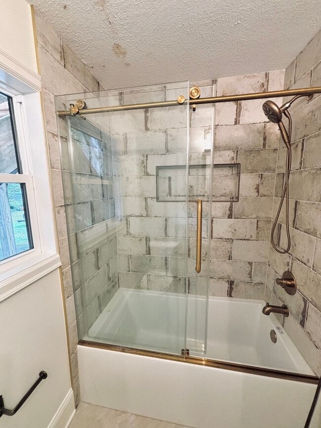 Building Photo - Stunning 2 Bedroom Home in The Heart of Go...