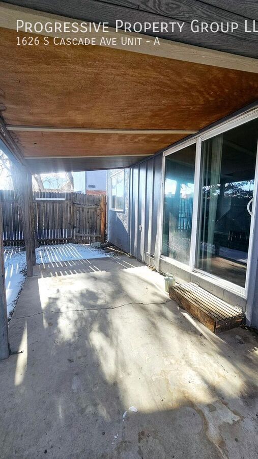 Building Photo - 2-Bedroom Townhome with Fenced Backyard an...