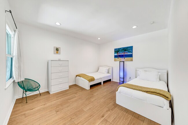 Building Photo - 7700 Oakdale Ave