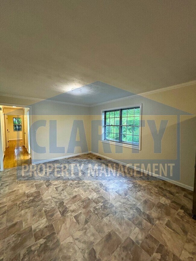 Building Photo - Three bedroom home w/ lots of storage!