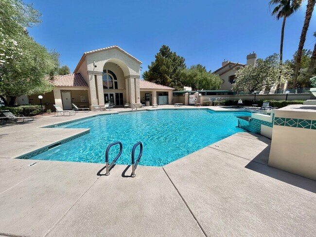 Building Photo - SPACIOUS 2 BEDROOM TOP FLOOR CONDO