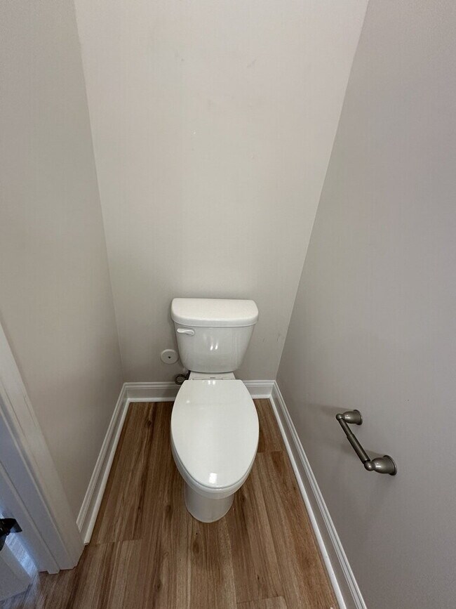 Building Photo - Spacious 2 Bedroom, 2.5 Bath Townhome 160 Loren Rd.