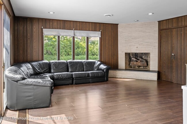 Building Photo - 988 Woodgate Ave