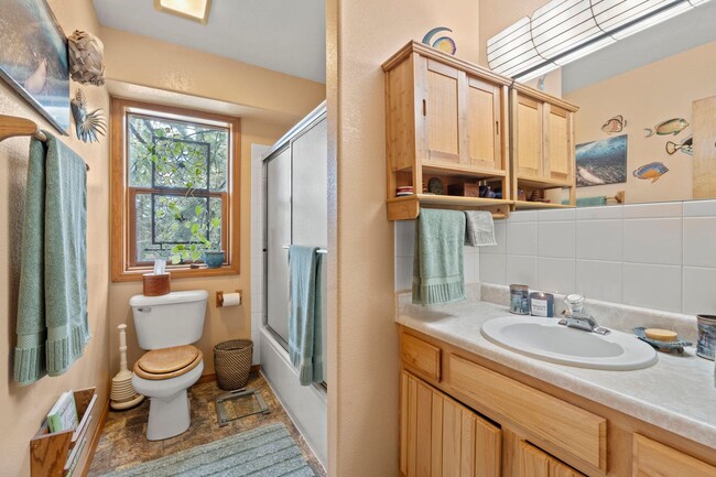 Building Photo - Cozy Green Mountain Falls Cottage