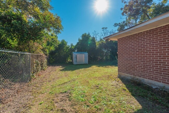 Building Photo - $1,120 - 3 bed/2 bath house in Turpin Hill, with fenced back yard! Section 8 Welcome!