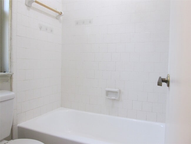 Building Photo - 2506 Portland Dr