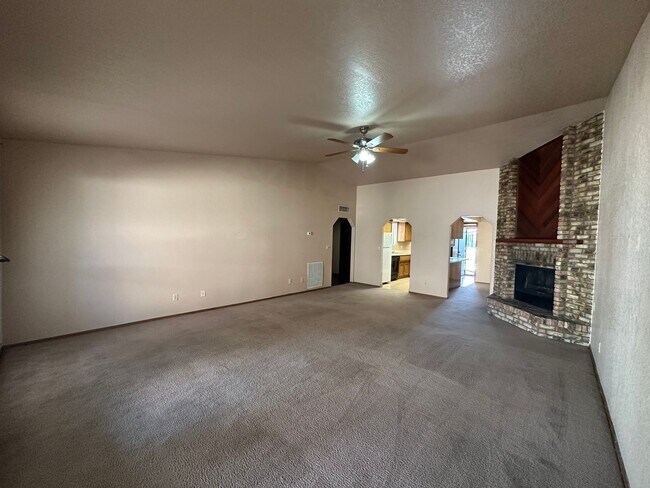 Building Photo - Cute 2 bedroom, 2 bathroom home with firep...