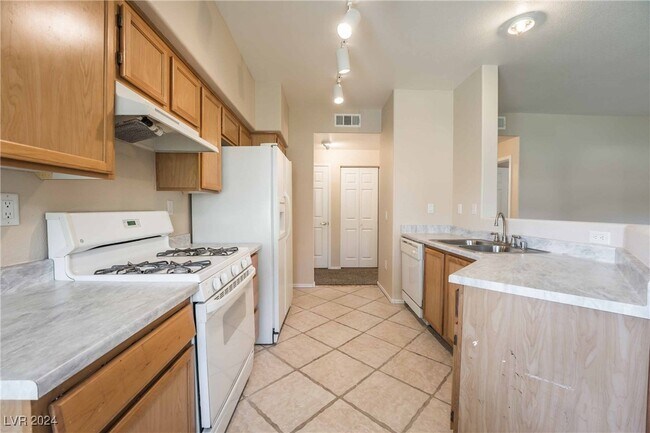 Building Photo - 1050 E Cactus Ave