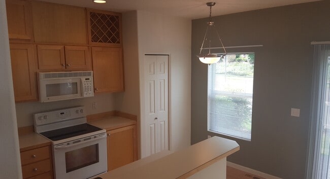 Building Photo - 3br/2.5ba Townhome with 2-Car Garage + Bonus Room  ** Central Heat & AC **