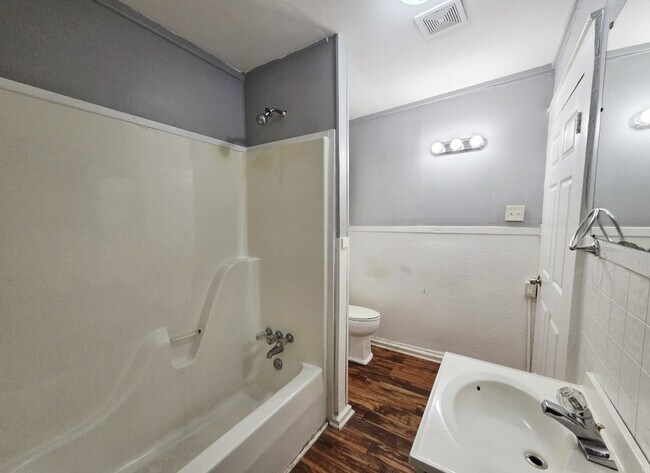 Building Photo - 930 Summit Ave