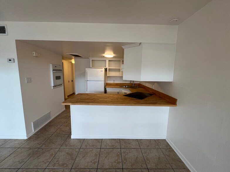 Building Photo - 810 E Redondo Dr