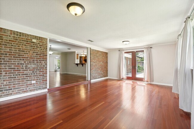 Building Photo - BEAUTIFUL 4-BEDROOM IN SUNSHINE ESTATES